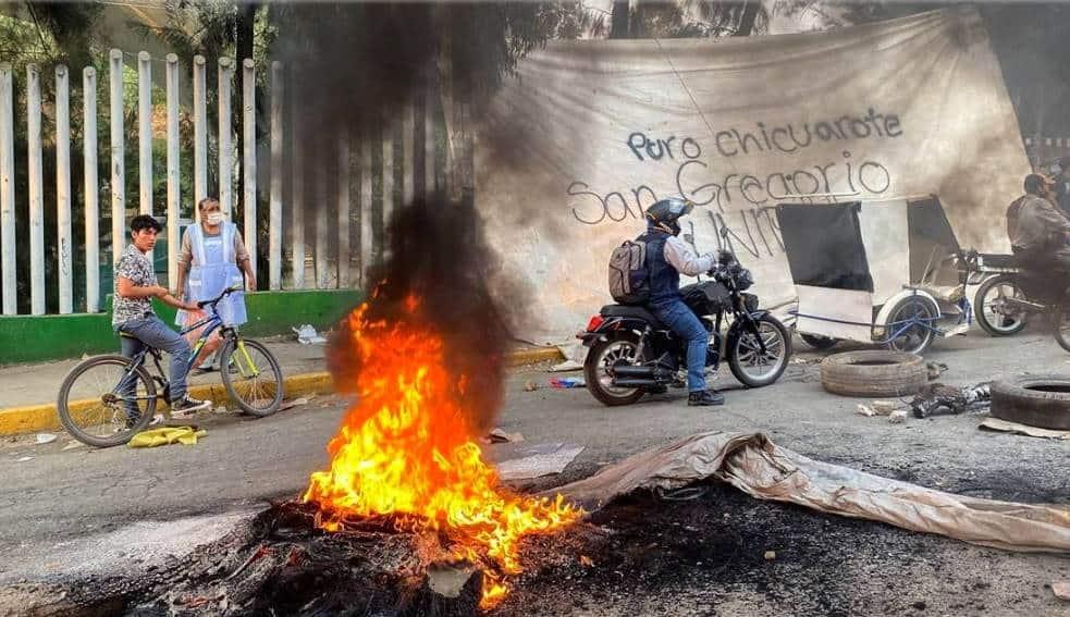 Sigue bloqueo en San Gregorio, Xochimilco
