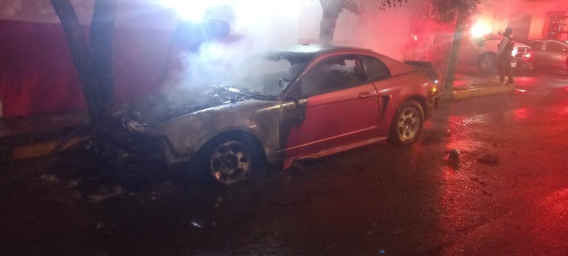 El incendio de un vehículo movilizó a elementos de Bomberos de Nuevo León y Protección Civil de Monterrey