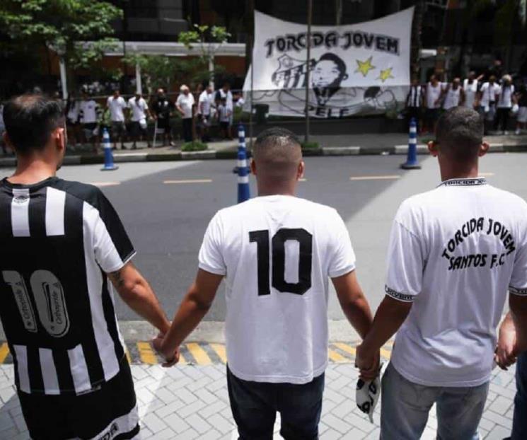 Fans de Pelé hacen vigilia por salud del brasileño