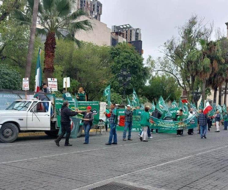 Exigen con marcha renuncia de López Obrador