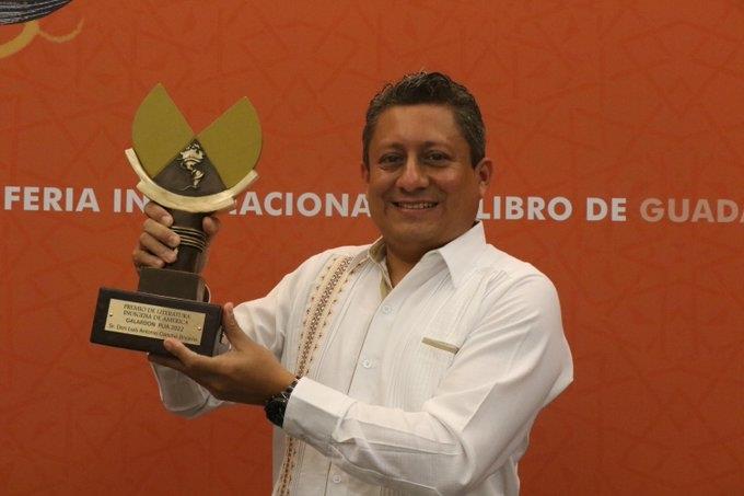 Recibe Luis Antonio Canché premio de Literaturas Indígenas
