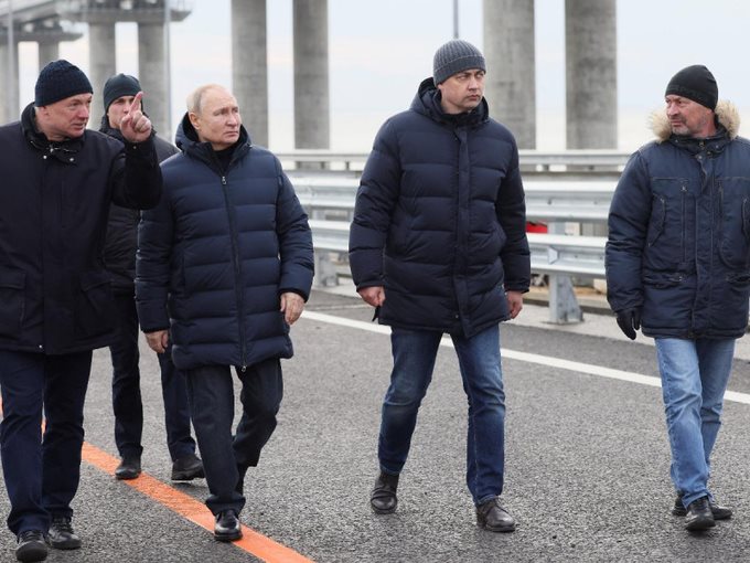 Putin cruza Crimea sobre un puente reparado tras ataque