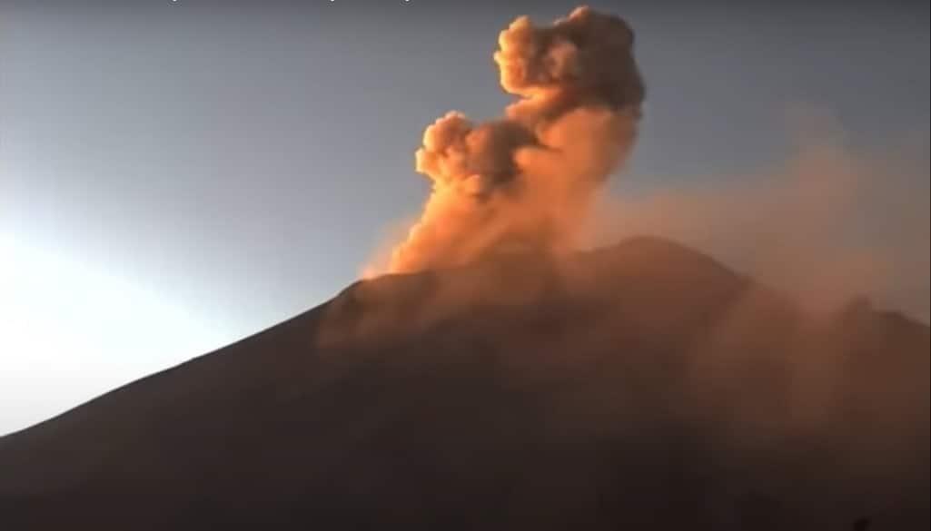 Así fue la fumarola que lanzó el Popocatépetl este martes