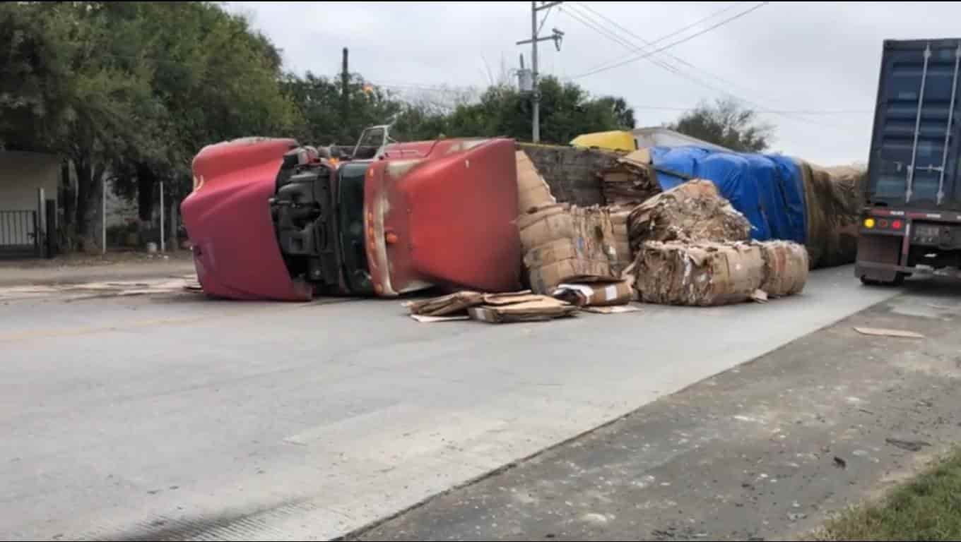Un tráiler cargado con varias toneladas de cartón terminó volcándose en un tramo carretero del municipio de Cadereyta