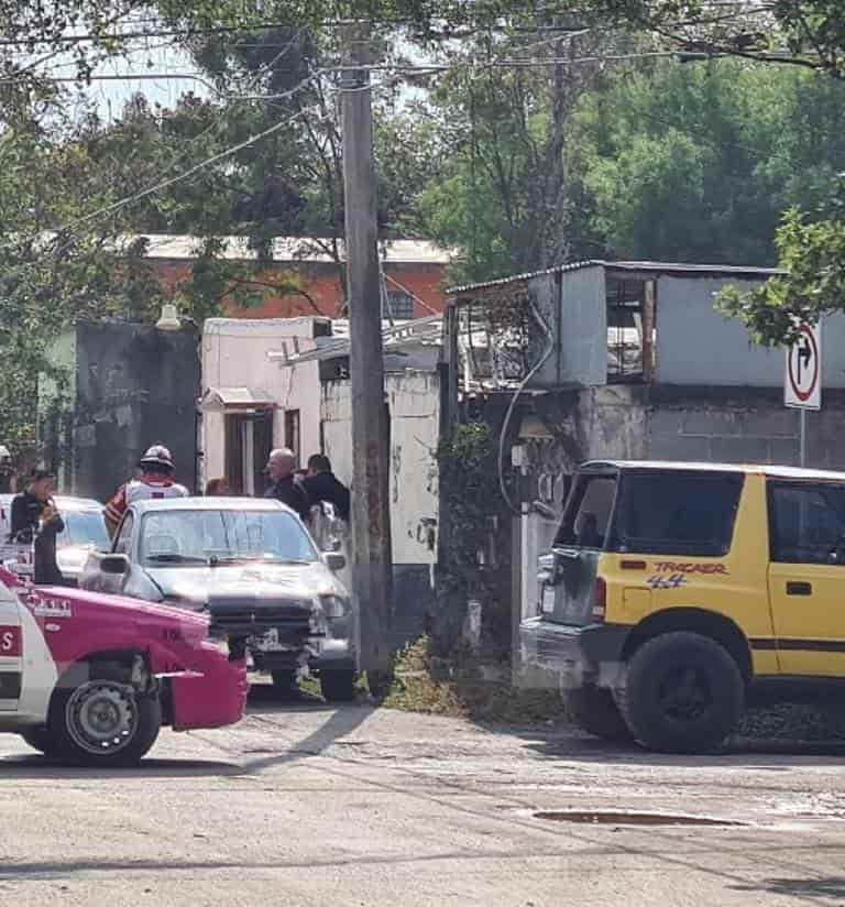 Investigan la muerte de un hombre encontrado tirado en medio de su vivienda, en el municipio de Montemorelos