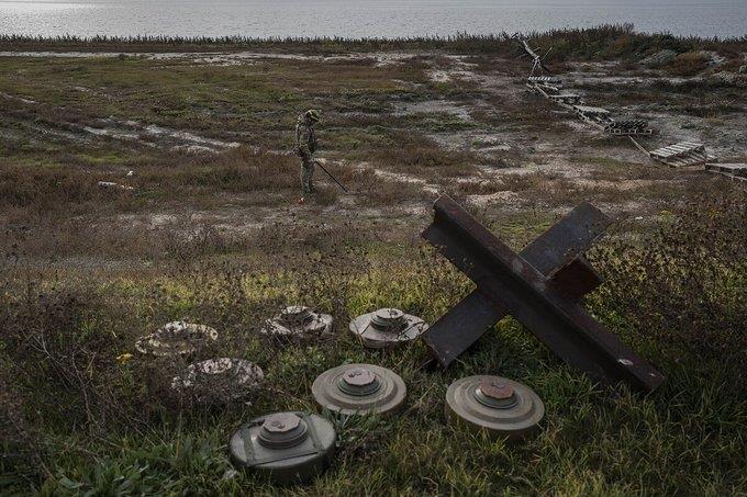 Acusa Zelensky a Rusia de terrorismo por minas terrestres