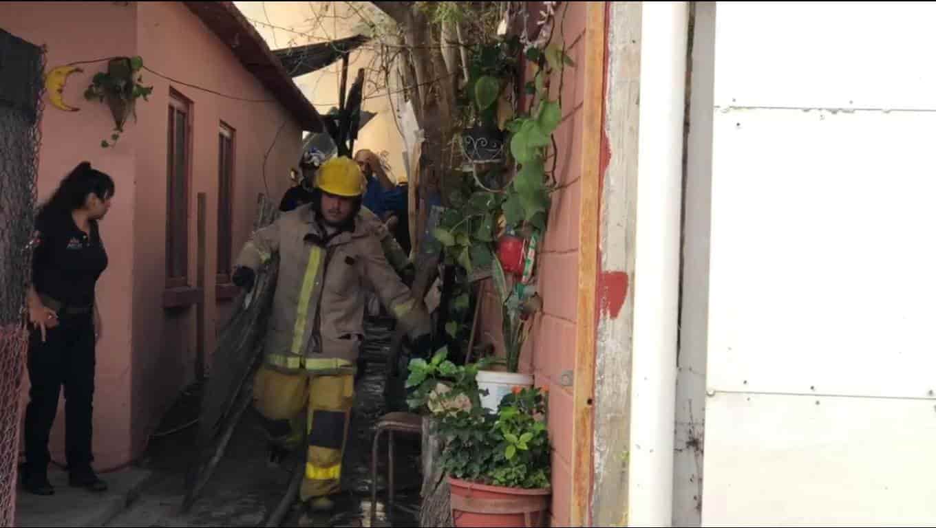 Un hombre de la tercera edad, se atrincheró en su domicilio, después de iniciarse un incendio en la parte trasera, donde un tejaban que servía como cocina en el municipio de Allende