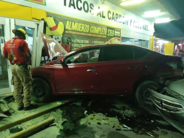 Luego de chocar con al menos tres vehículos, un automovilista se estrelló en la entrada de un restaurante