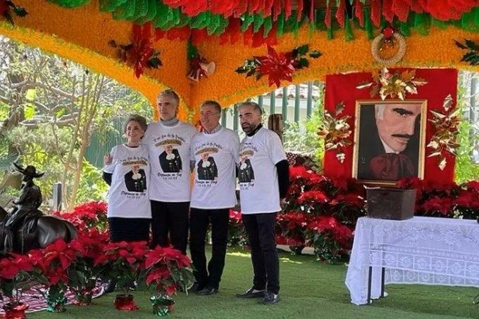 Recuerdan con misa a Vicente Fernández a un año de su muerte