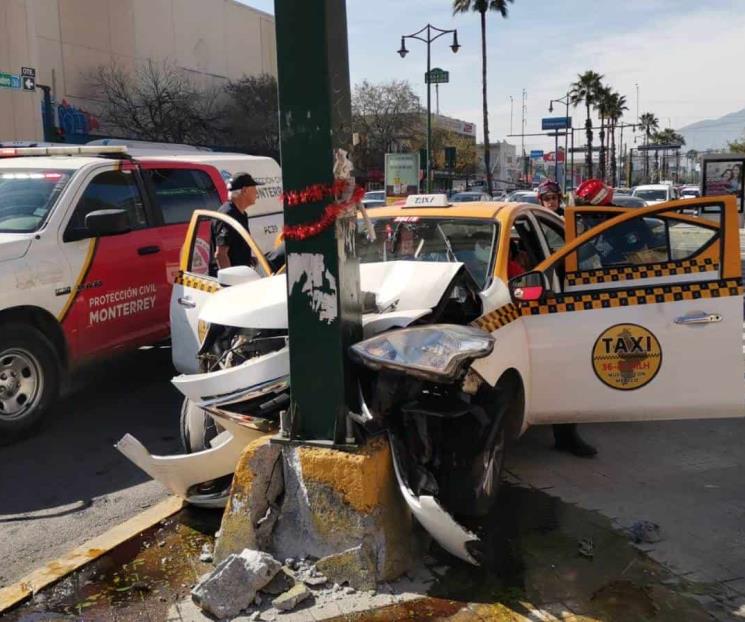 Impacta taxi contra base de semáforo