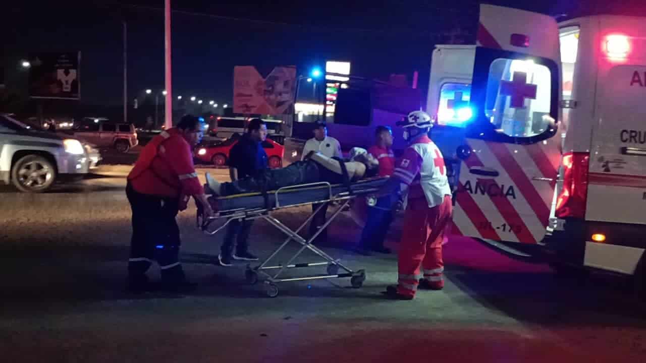 Dos jóvenes terminaron con lesiones de consideración, al ser arrollado cuando intentaban cruzar la Avenida San Roque en el municipio de Juárez