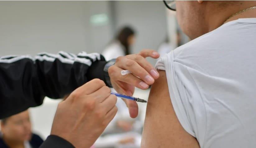 Jóvenes quitan vacuna de influenza a grupos vulnerables