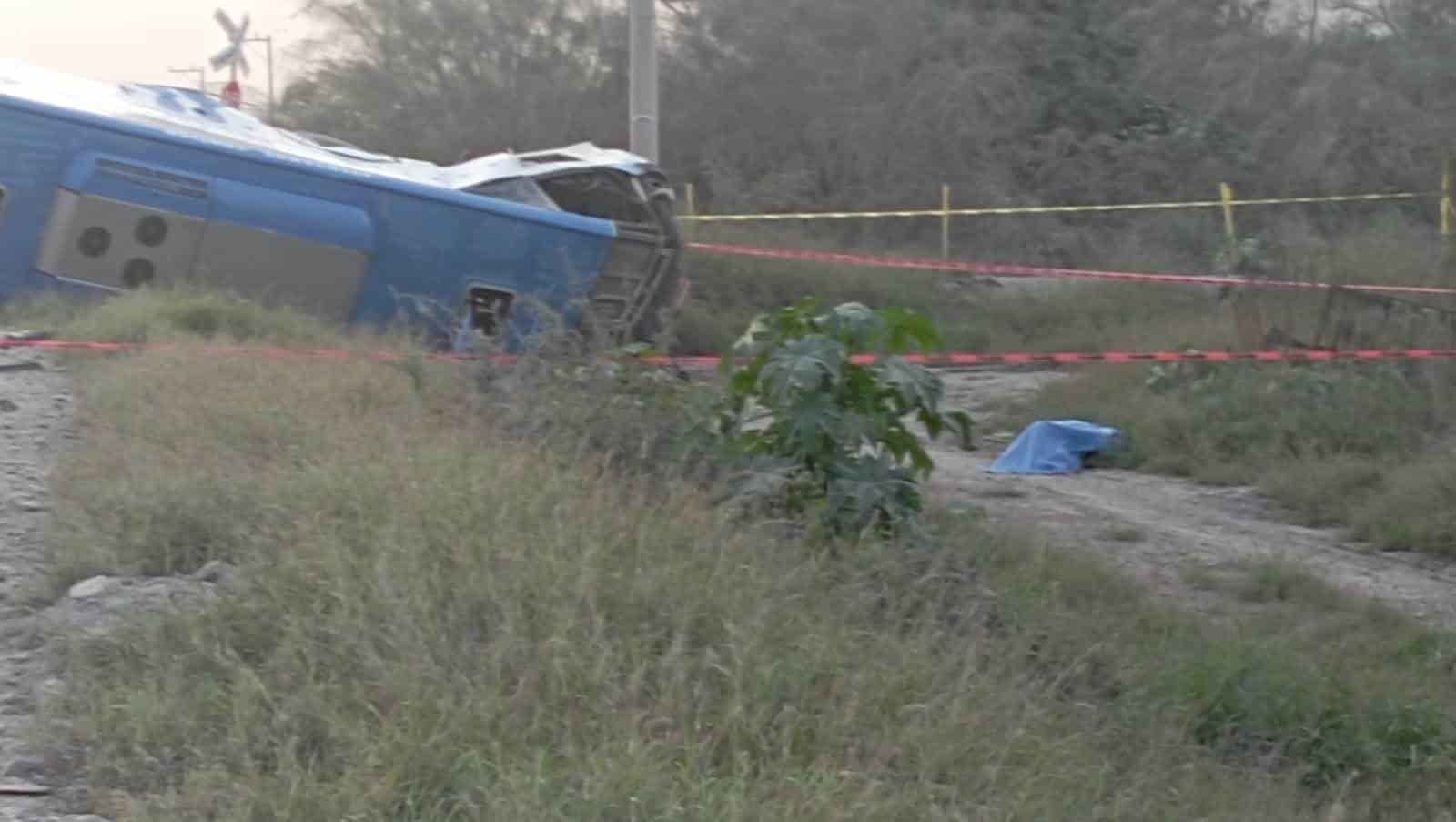 Una persona fallecida y cuatro personas lesionadas una de ellas de gravedad, fue el saldo que arrojó un accidente entre un camión de personal y el tren