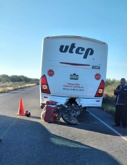 Un motociclista terminó con lesiones de consideración, al estrellarse contra la parte trasera de un camión de transporte