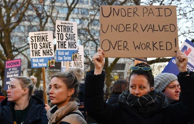 Se suman enfermeros a huelga generalizada en Reino Unido