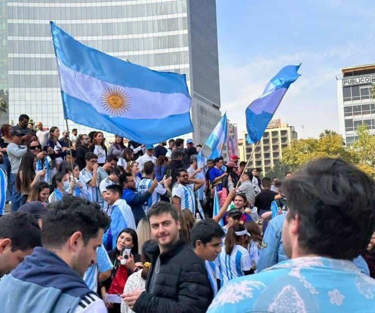 Festejan argentinos en el Ángel de la Independencia