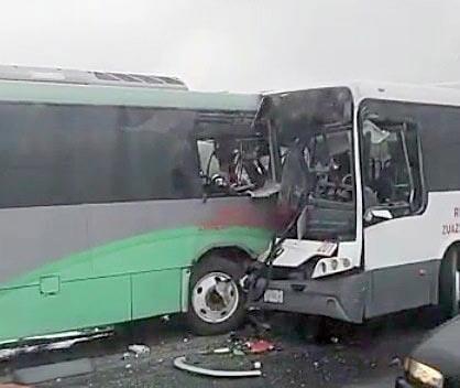 Choque entre camiones urbanos deja 15 pasajeros lesionados