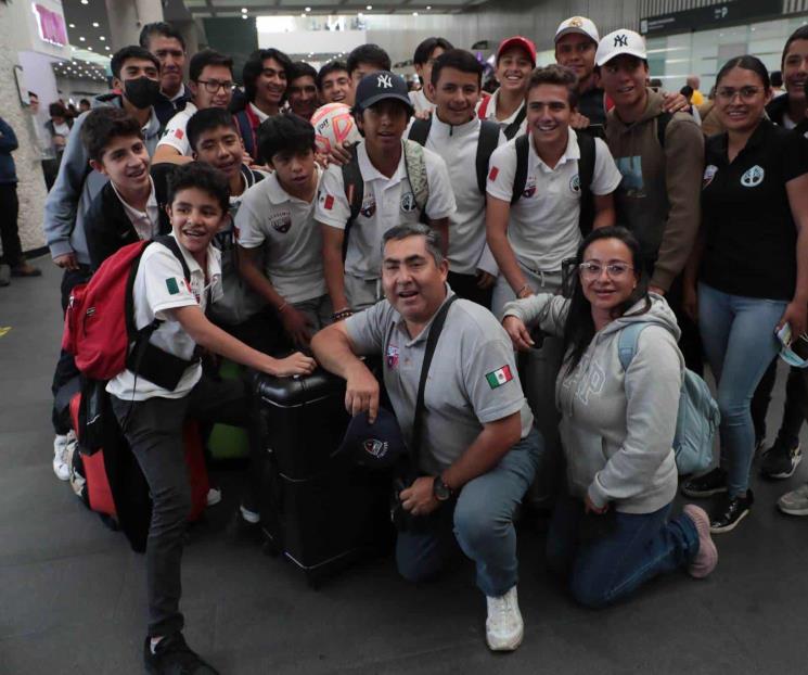 Llegan a México niños futbolistas varados en Perú