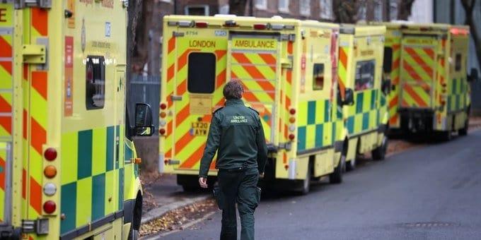 Trabajadores ingleses de ambulancias se suman a huelgas