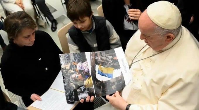 Llama Papa Francisco a pensar los niños de Ucrania