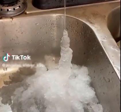 Onda gélida en Oklahoma congela el agua dentro de casas