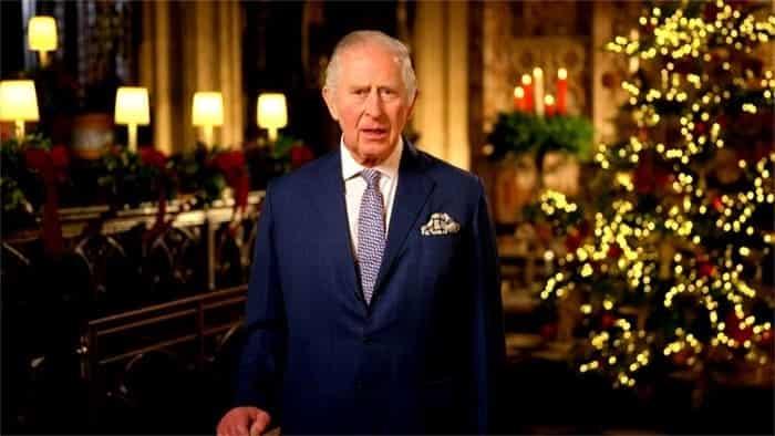 Rememora rey Carlos III a Isabel II en discurso navideño