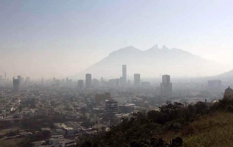 Tras festejos, amanece Monterrey contaminado