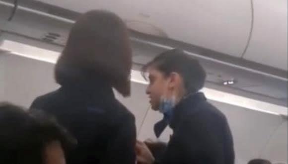 Azafata explota contra pasajero: no soy su sirvienta