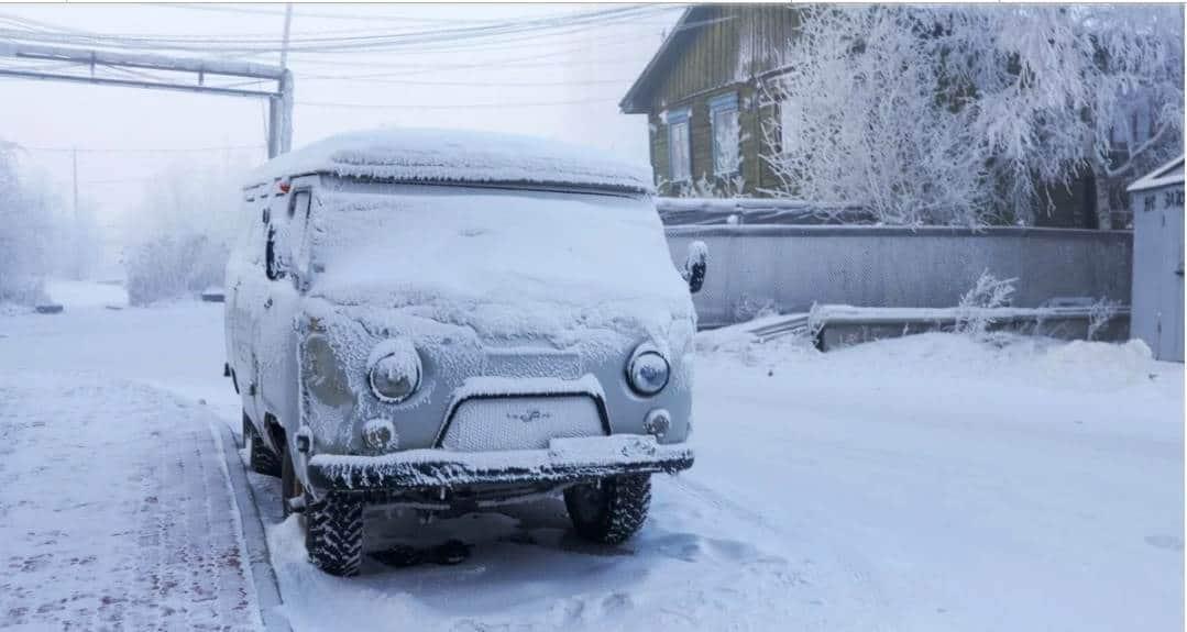 En Siberia nunca apagan el motor de los autos