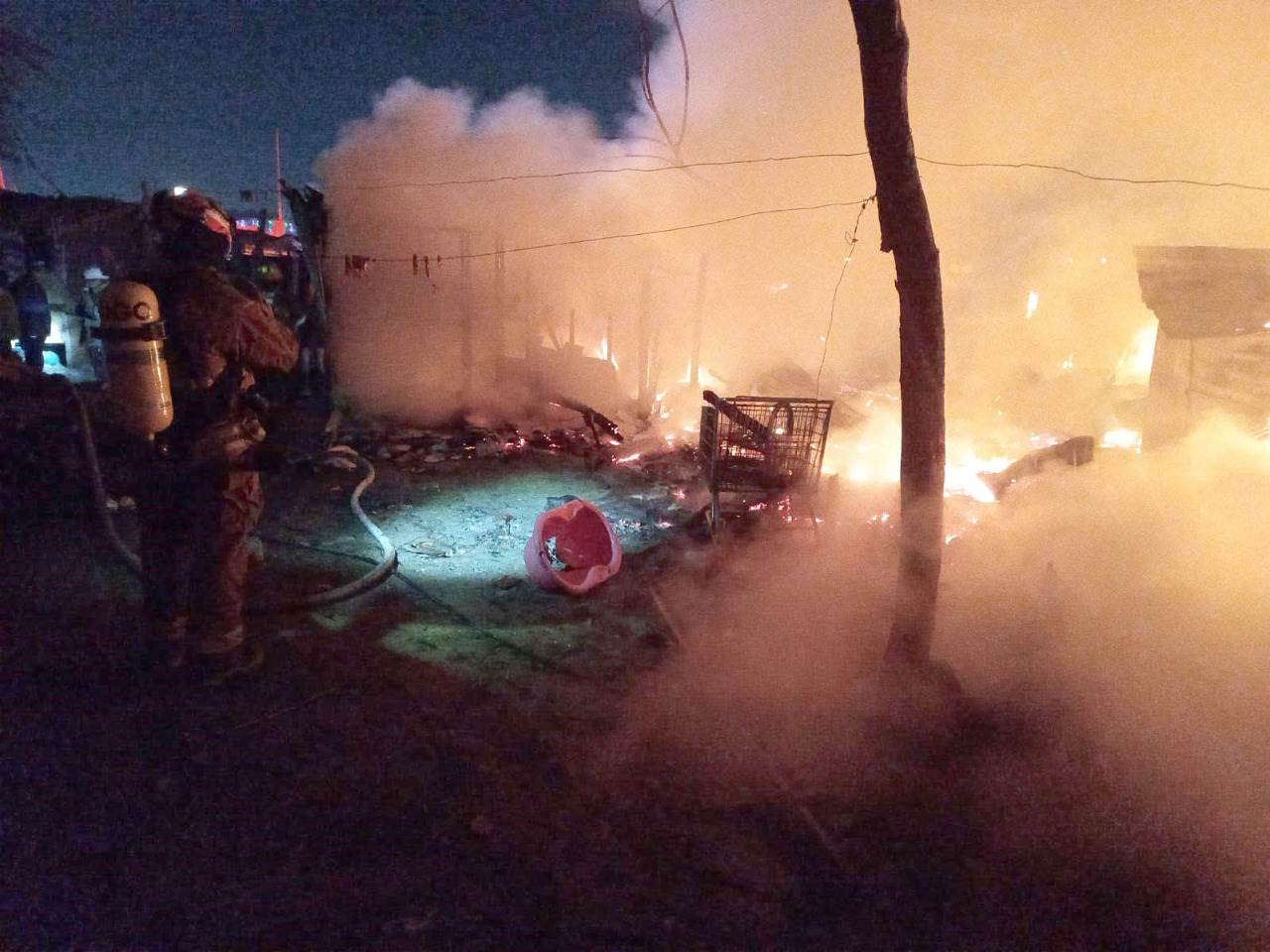 El incendio de al menos 10 tejabanes, llevaron a la movilizó a elemento de Bomberos de Nuevo León y efectivos de Protección Civil, la madrugada de ayer en la Colonia Lorenzo Garza