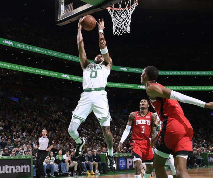 Ganan Celtics y se alejan en la cima