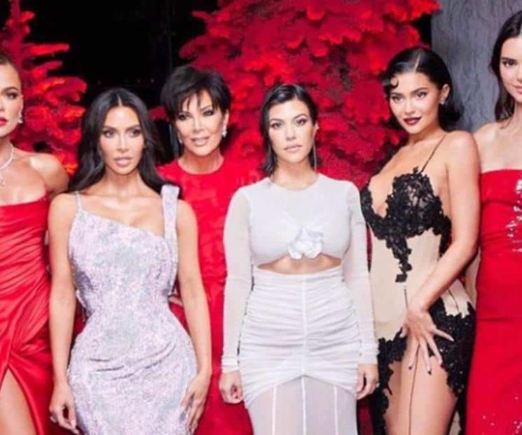 Acusan a Kim Kardashian de alterar fotos navideñas