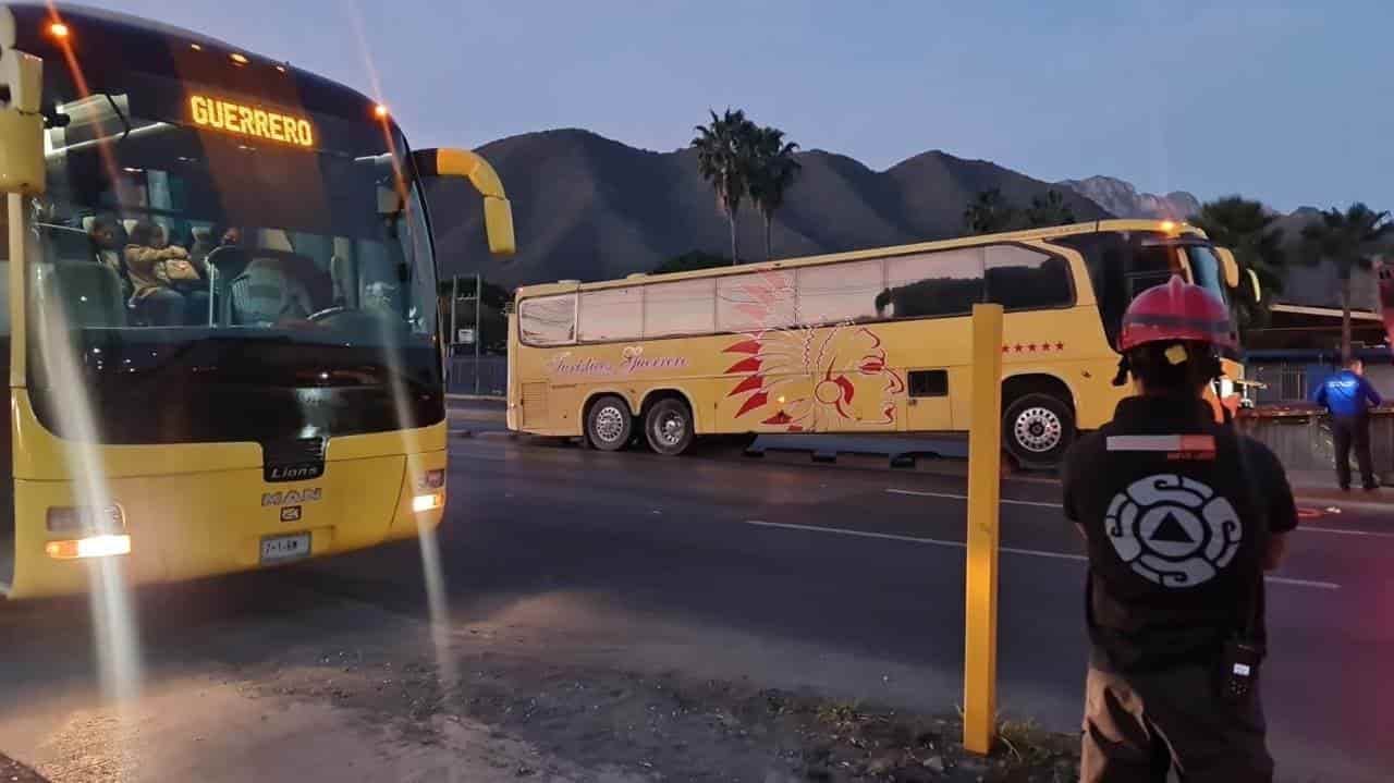 El estrellamiento de un autobús turístico contra un muro de contención, movilizó a elementos de auxilio, sin que se reportaran lesionados