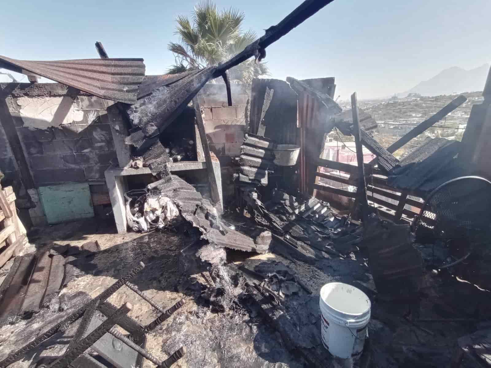 El incendio de un domicilio en la Colonia Lázaro Cárdenas movilizó a elementos de Protección Civil de Monterrey y Bomberos