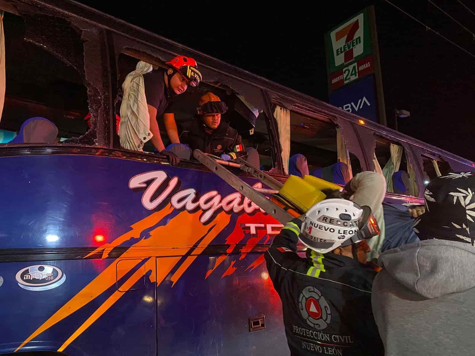 El estrellamiento de un autobús turístico dejó al menos cuatro personas lesionadas