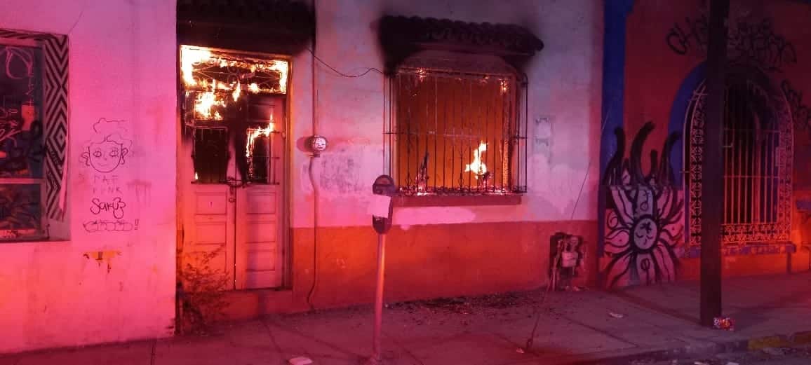 Una vivienda deshabitada en el centro de Monterrey se incendió sin que se reportaran lesionados