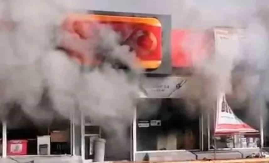 Oxxo reporta una tienda incendiada y 2 camiones retenidos