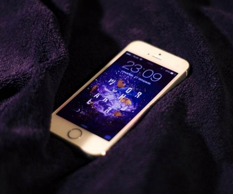 Los riesgos de dormir con el celular