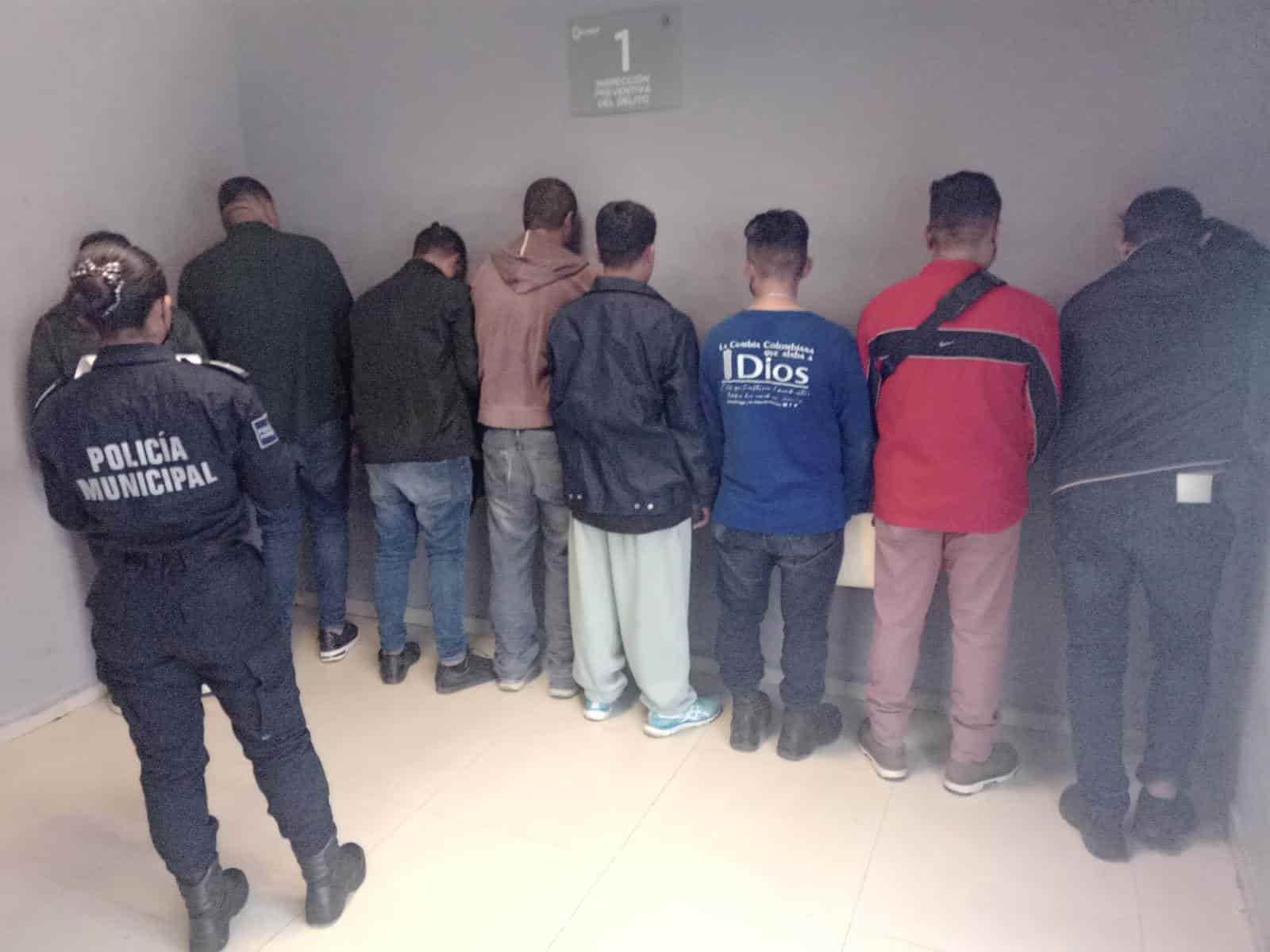Tras la fuga de internos de un centro de rehabilitación, elementos de la policía de Escobedo acudieron al lugar, rescataron a otros 19 jóvenes y detuvieron a ocho trabajadores luego de denuncias de presuntos maltratos físicos
