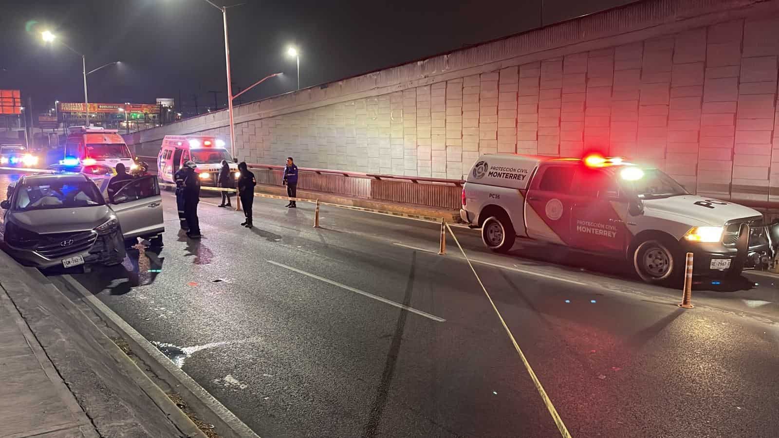 El conductor de una camioneta falleció luego de estrellar su vehículo, en los carriles laterales de Lázaro Cárdenas