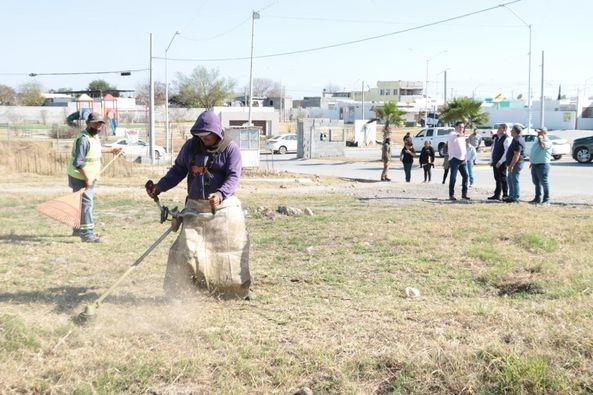 Dan mantenimiento a áreas verdes en Juárez