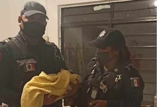 Policías de Guadalupe apoyan a mujer que da a luz en su casa