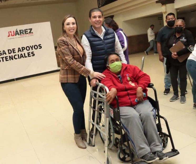 Entrega Paco Treviño sillas de ruedas a adultos mayores
