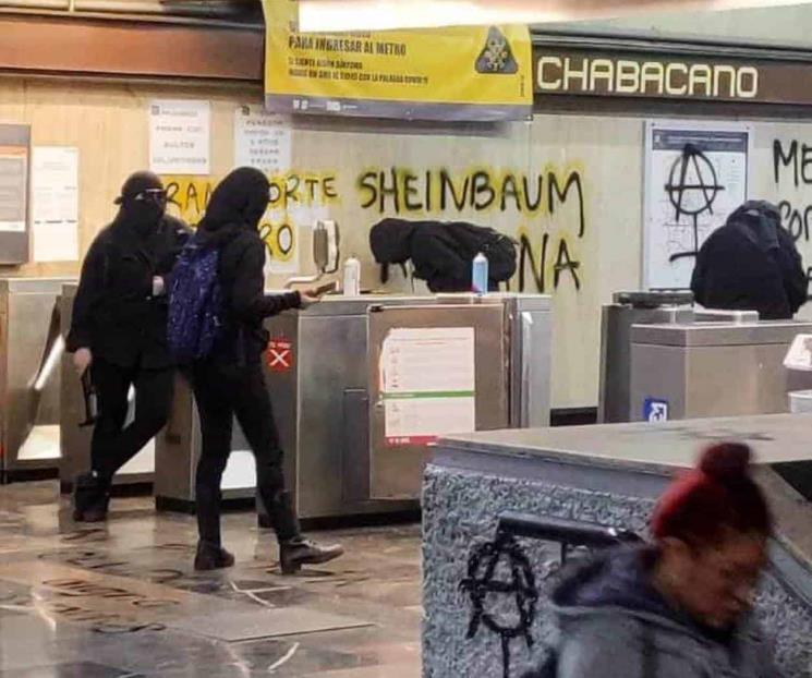 Colectivos de mujeres destrozan torniquetes en Metro de CDMX