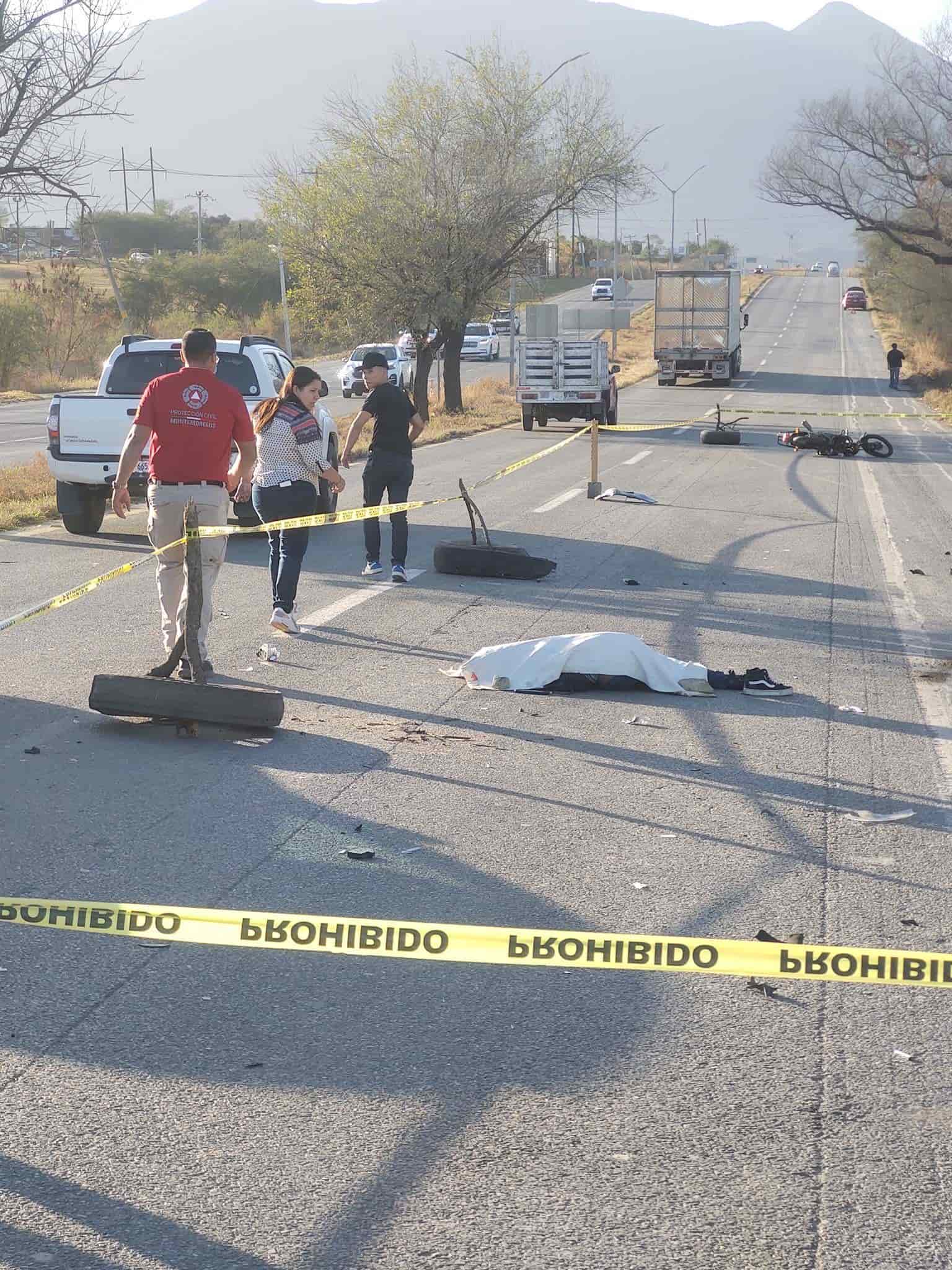 Un jovencito que conducía una motocicleta, perdió la vida en forma trágica, después de ser chocado por un automóvil que emprendió la huida, en Montemorelos