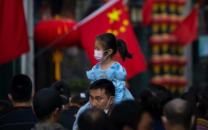 Disminuye población en China