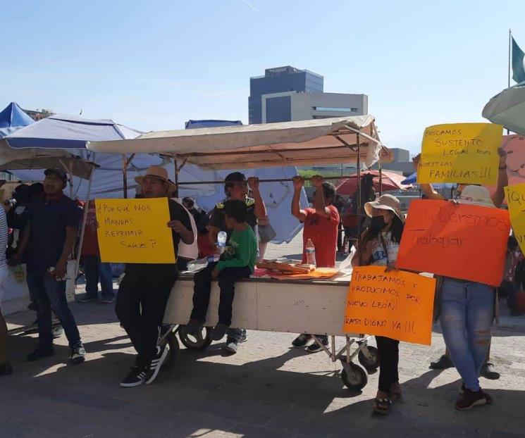 Continúan vendedores protestando en Palacio de Gobierno