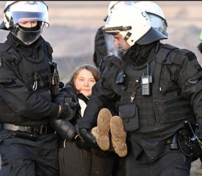 Policía se lleva a a la activista sueca Greta Thunberg