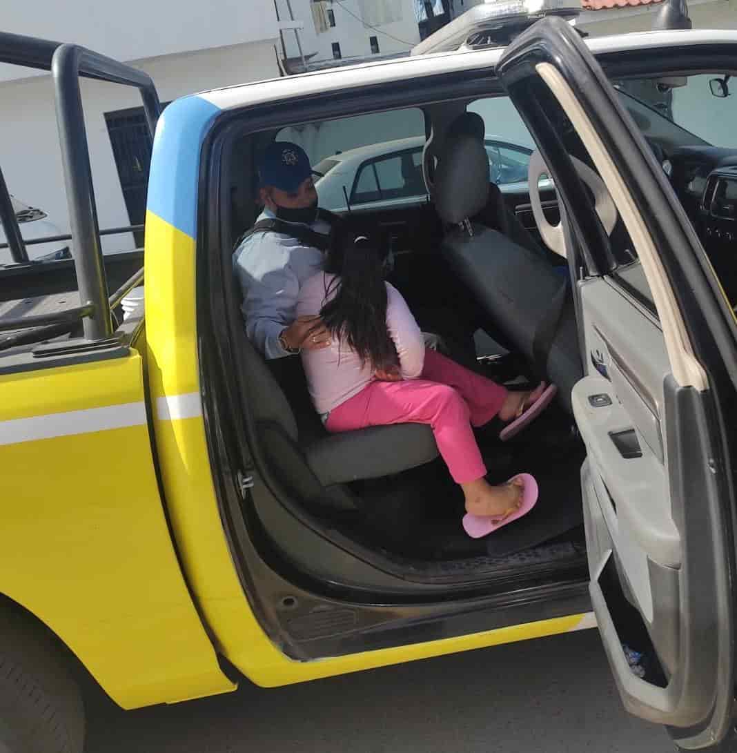 Una menor de cuatro años de edad, fue localizada por Policías de Monterrey cuando deambulaba en el sector, tras ser reportada por una vecina