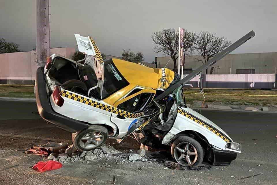 Un trabajador del volante perdió la vida al impactar su automóvil contra la base de un semáforo